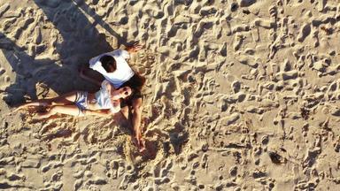 年轻的人婚姻爱享受奢侈品海滩清洁白色沙子背景